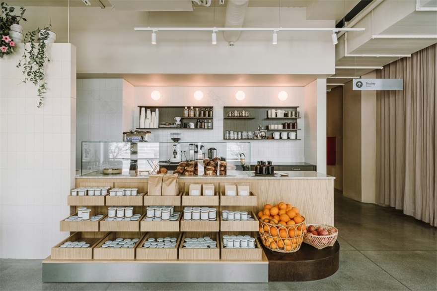 波兰 Nadzieja 现代风格餐厅 | 白色瓷砖、棕皮钢管椅展现包豪斯风格-3