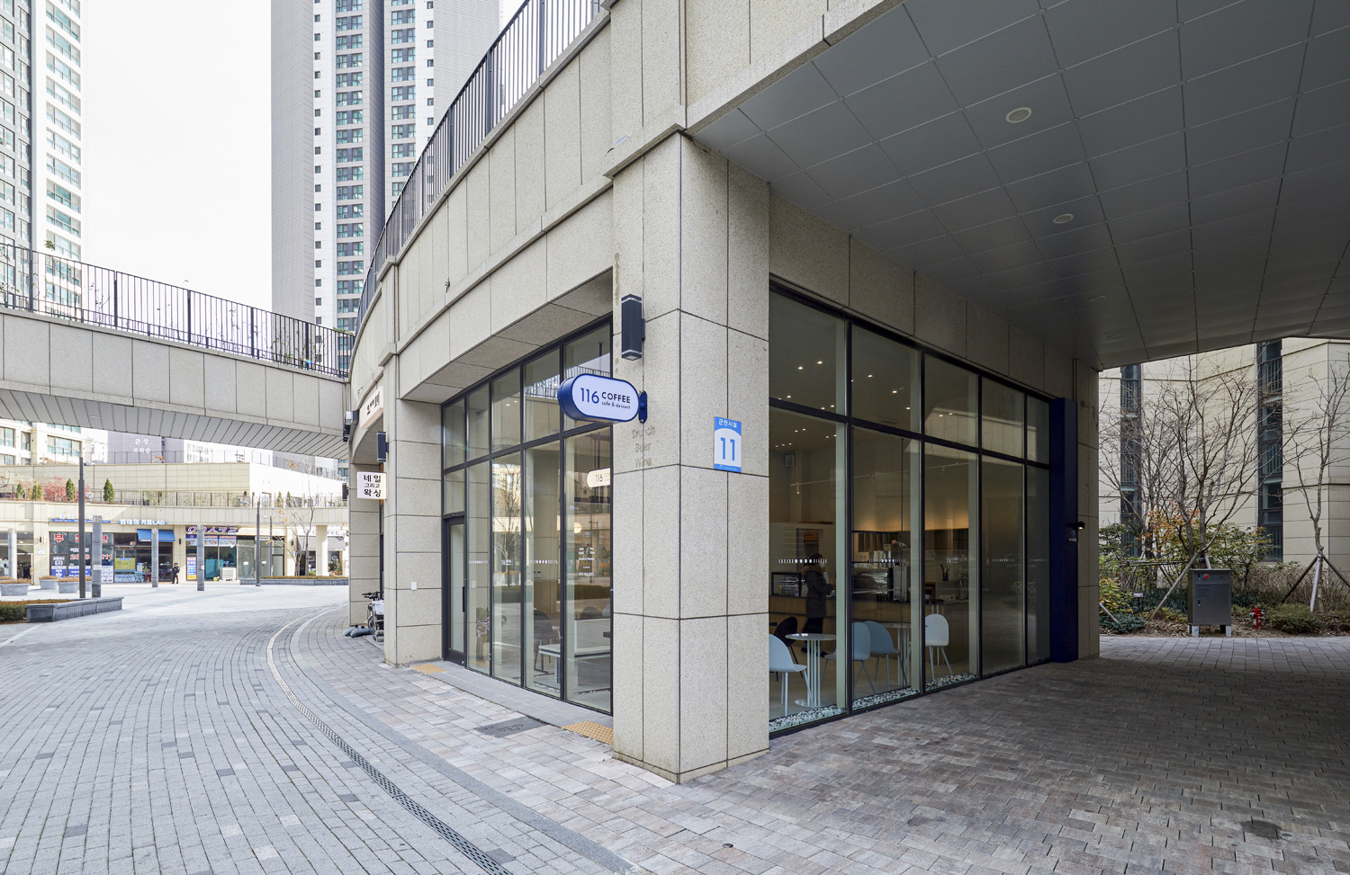 116 咖啡厅 | 简约单色与木质元素的 17 平米温馨空间-7