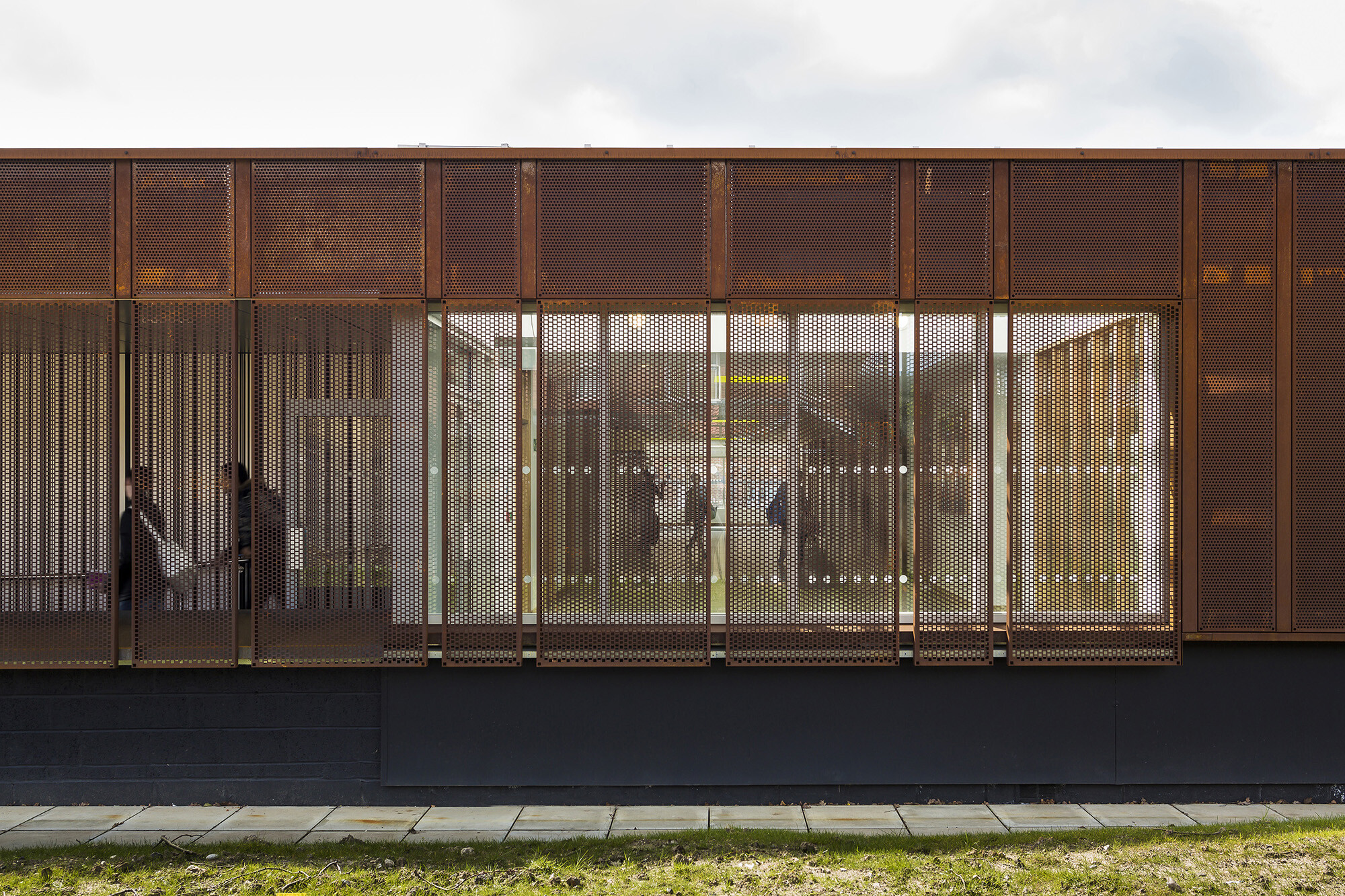 伦敦南区卡 arshalton 男孩体育学院的节能教学楼-19