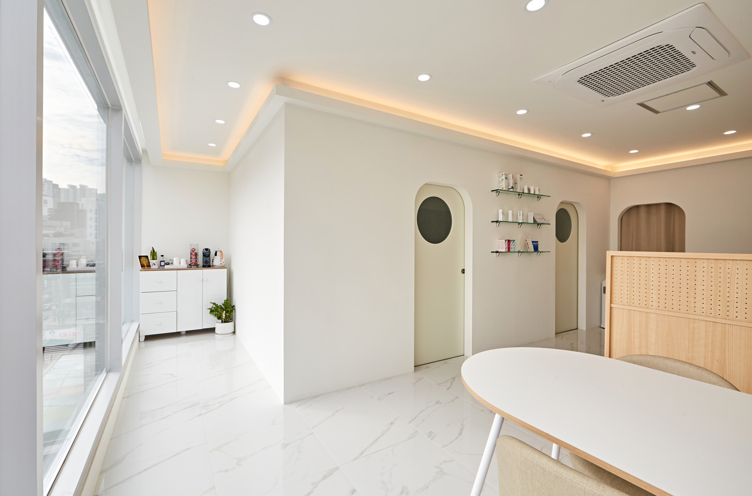 现代时尚的白色&木纹美妆店设计-5