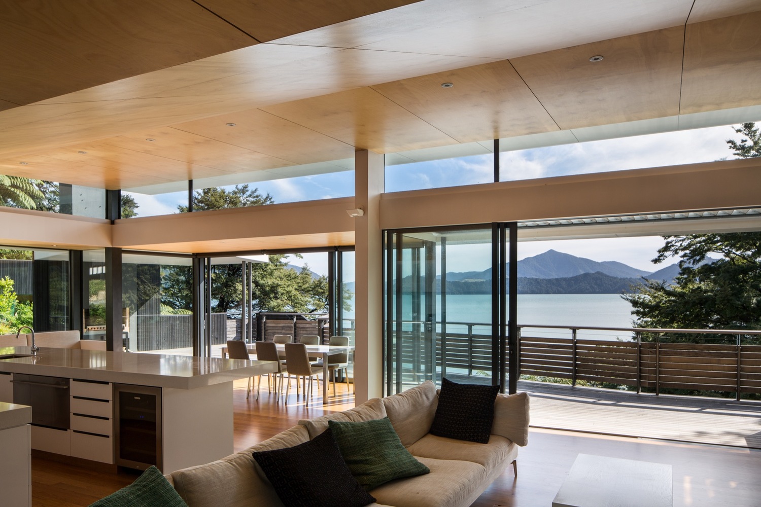 新西兰 Moetapu 度假屋 | 嵌入丛林的折叠式建筑-42