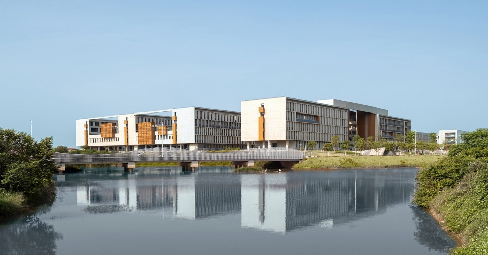 广东石油化工学院公共教学组团——依山傍水,打造生态校园-5