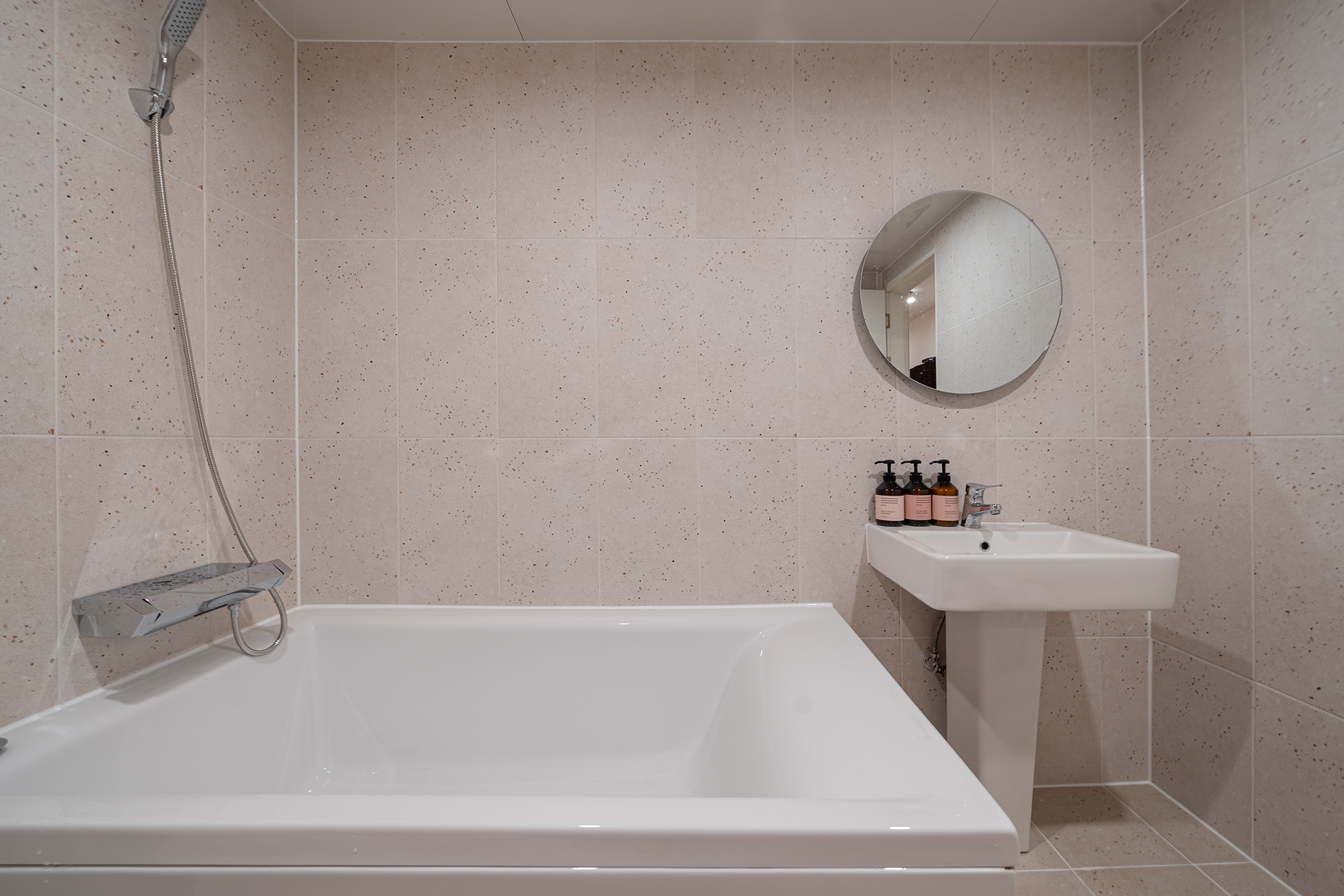 白色与木质，打造 21 间客房的极简酒店-19