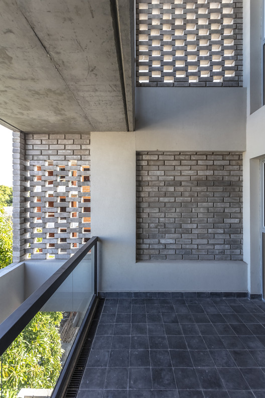 LL 2474 建筑 · Arqtipo 打造的灰色砖墙生态家园-15