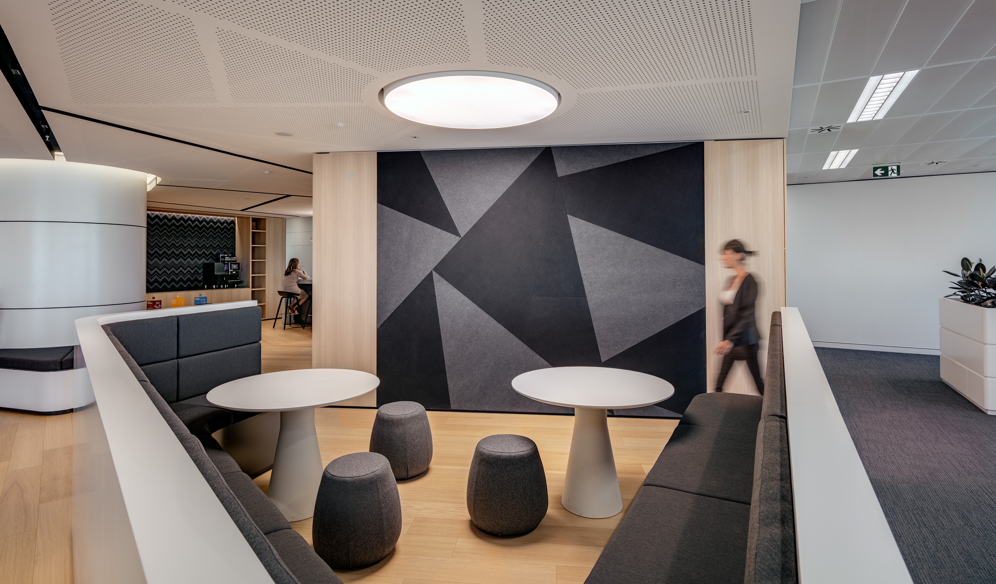 灵活高效办公空间的典范-24