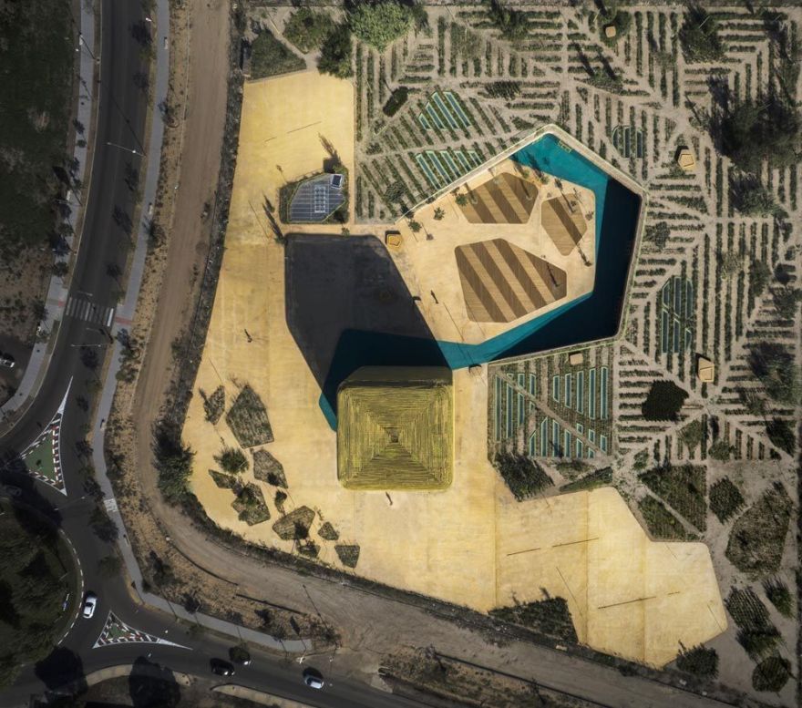 西班牙乡村大地上的悬浮会议中心-32