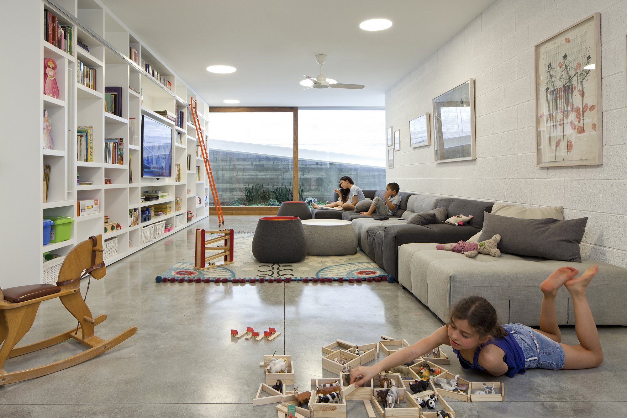 混凝土与原木的现代空灵别墅-37