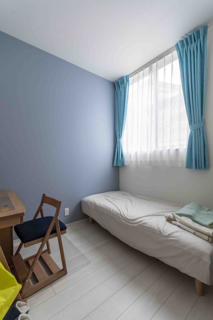 屋根形状とレベル差を活用　家族がゆるやかにつながる屋根裏のような居住空間 | Style of Life | 100%LiFE-10