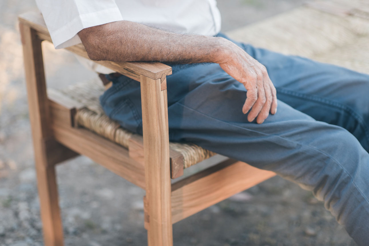 乡村风格的长椅家具

注：Mueble常见意思是家具 ，Campesino有乡村的、农民的等意思，Banco有银行长椅等意思，结合一般语境推测此处为长椅这一和家具相关的含义，整合起来翻译为乡村风格的长椅家具  -10