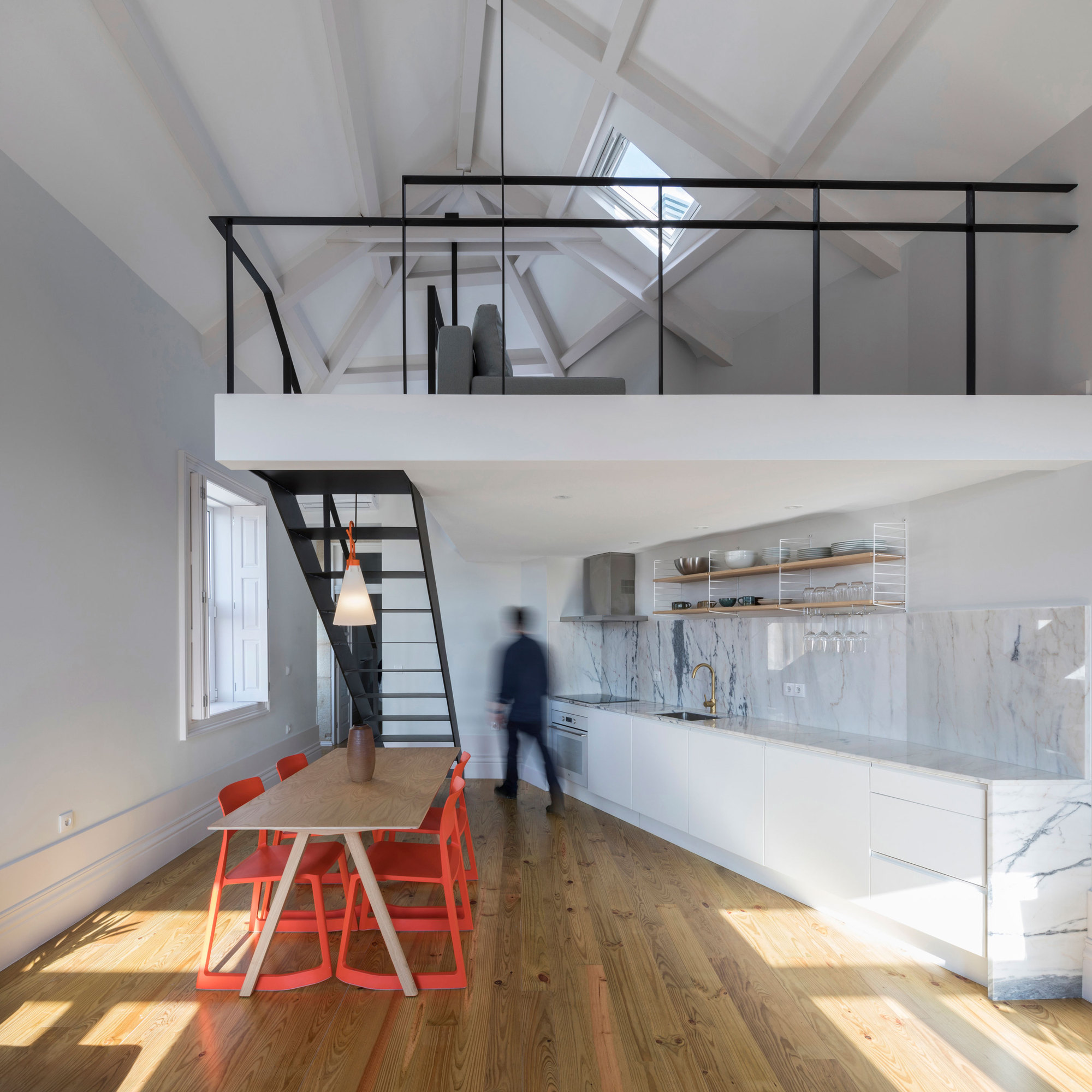 历史中心 19 世纪联排别墅改造，黑白对比展现现代魅力-10