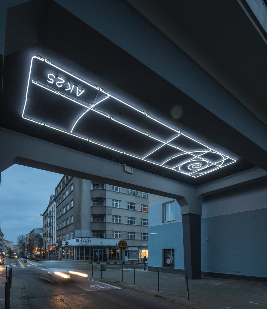 现代主义通道的霓虹灯装置丨波兰格丁尼亚丨Traffic Design-11