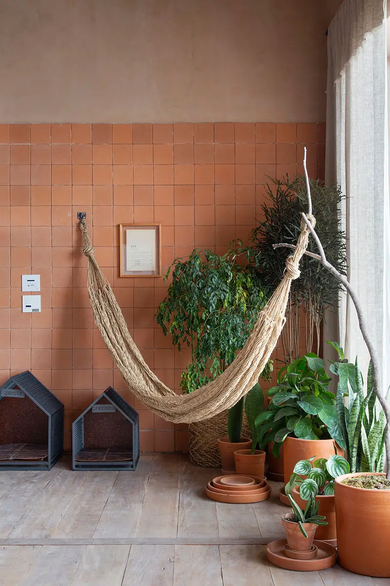 巴西迷你阁楼 | 以服装为主角的玻璃步入式衣橱-9