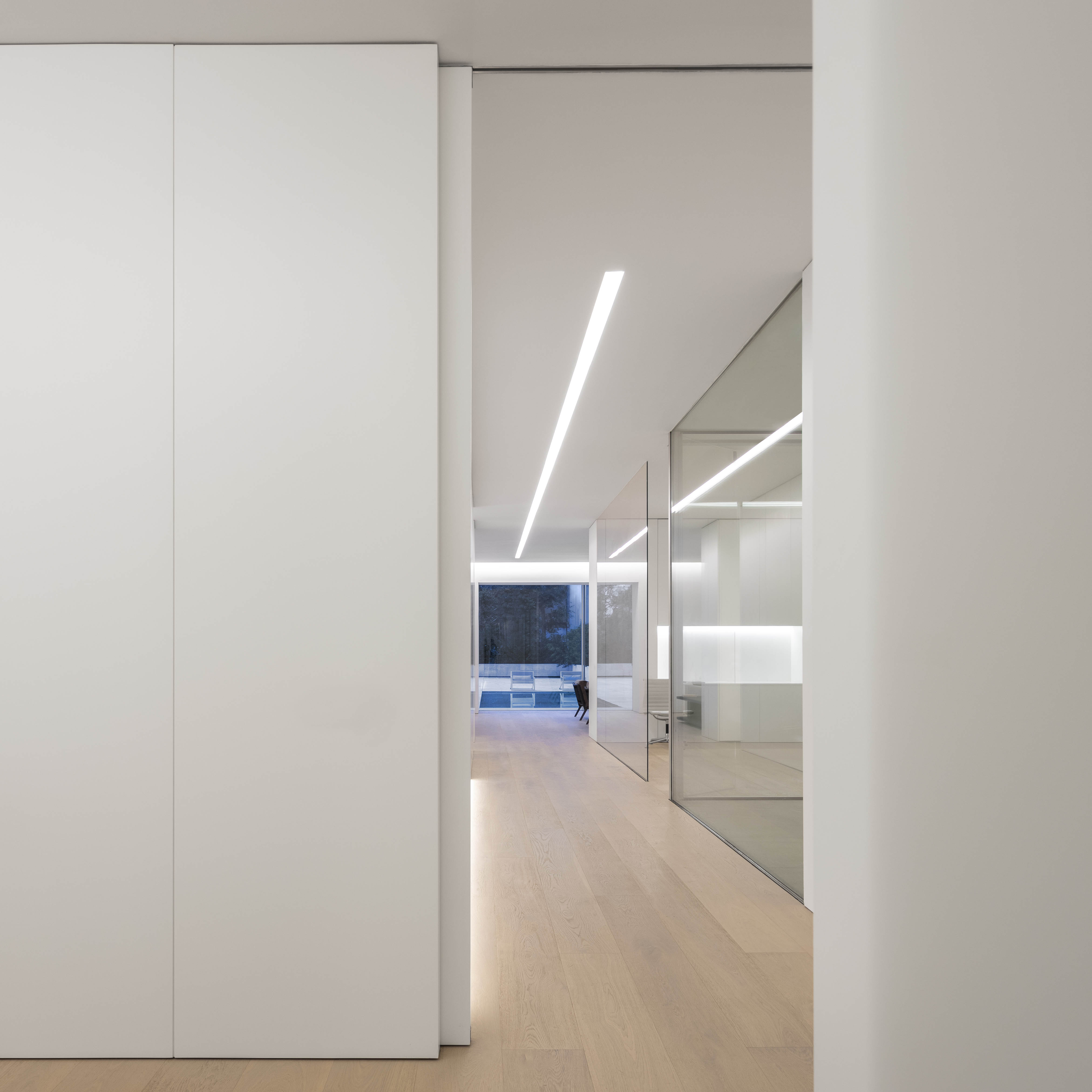 城市中心的蓝色花园别墅设计-16