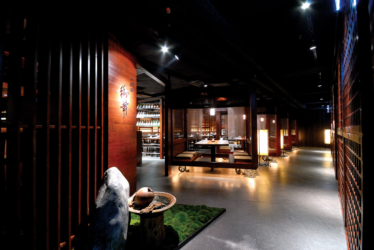 和幸精致日本料理餐厅

注：Wako音译为和幸，一般餐厅名字会采用音译，这里结合语境推测是餐厅名，Fine Japanese Dining直译为精致的日本餐饮，结合常见表达习惯，处理成精致日本料理餐厅 丨LUI design+associates-7