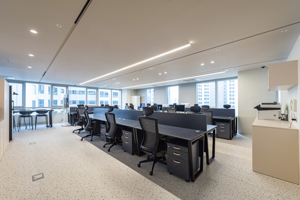 VANADA 办公室 | 简约白调的 75 平米商务空间-7