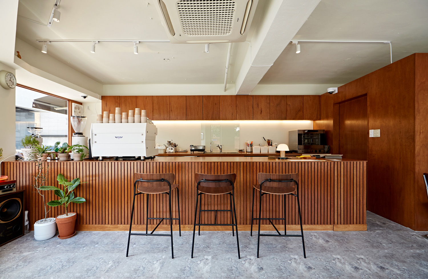 首尔“一巷设计”12 平米白色系个性咖啡厅-4