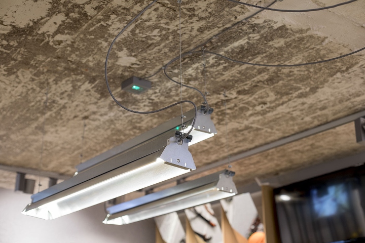 波兰 Poznan 地下攀岩装备店设计-17