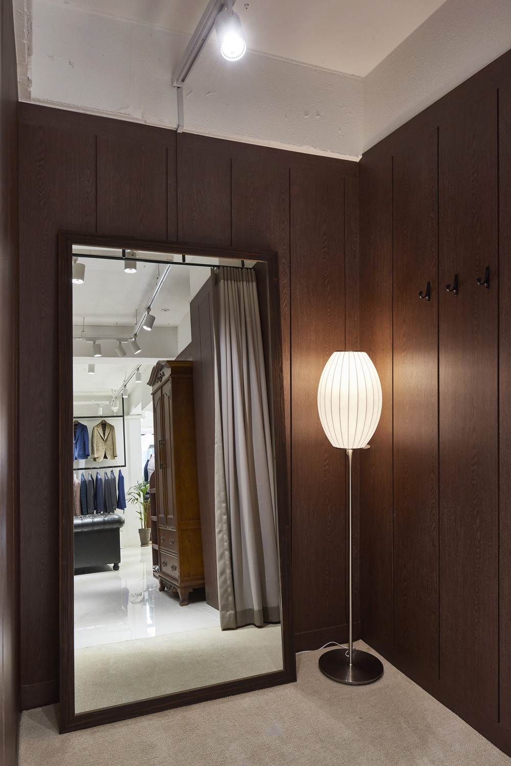 24 坪高级定制服装店，打造优雅黑白空间-19
