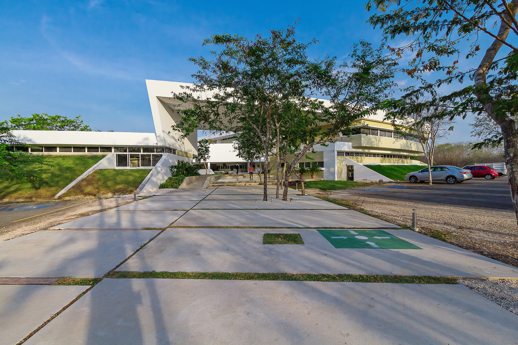 墨西哥尤卡坦自治大学教育建筑——绿色校园中的曲线魅力-27