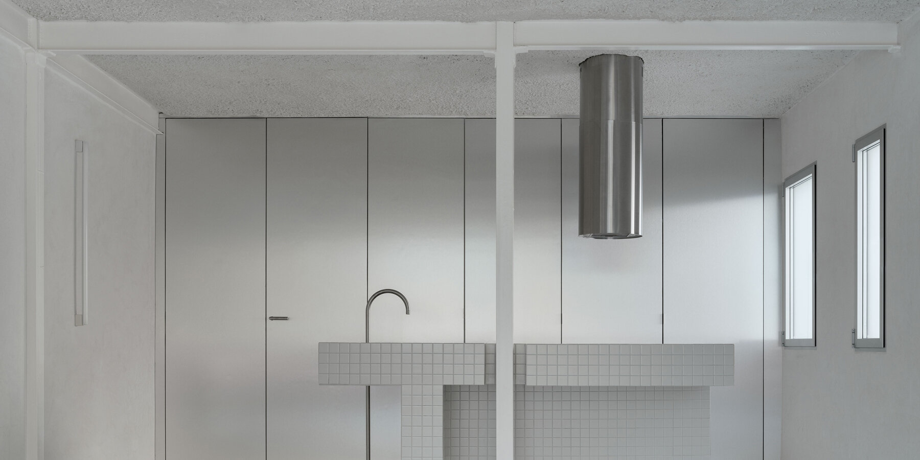 马德里"Rio House" | 极简“未完成”空间,居民自由改造的居住艺术-0