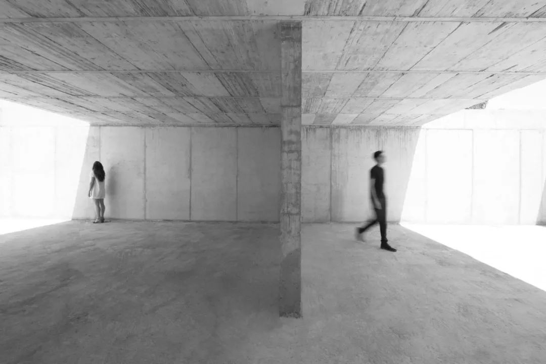 西班牙巴伦西亚“寂静之屋” | 半埋入式极简美学-57