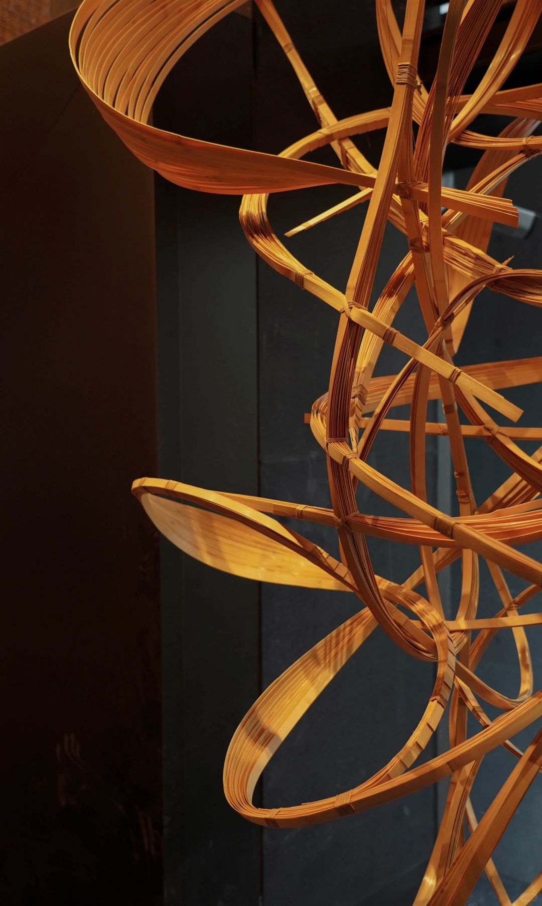 用竹书写禅意,风和雾的轨迹 · 酒店装置艺术《风袖牵岚》-10