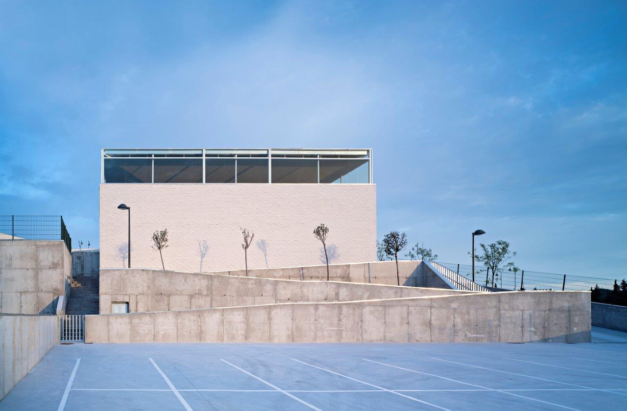 Indira Gandhi Public School · 融入地形的教育建筑-42