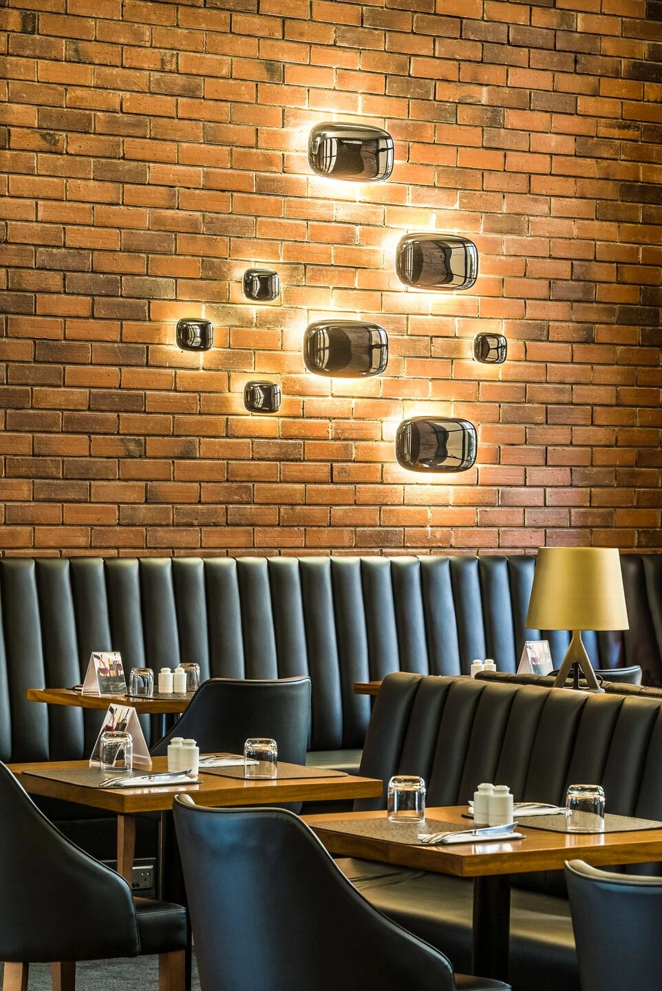 纽约风格餐厅设计，展现红砖、皮革与黑白的魅力-21