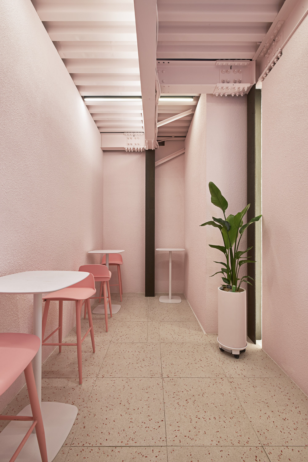 粉色调的 55 度果汁店 | 温馨与潮流的完美融合-10