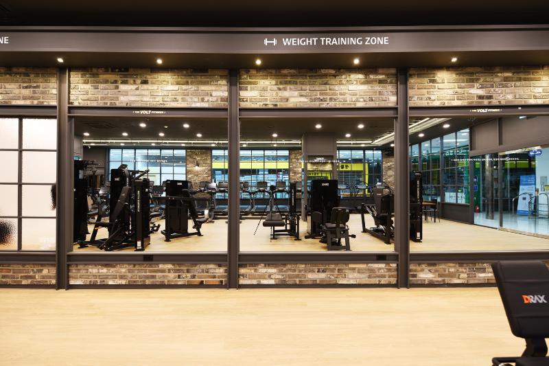 极简黑白色调的 157 平米健身中心设计-14