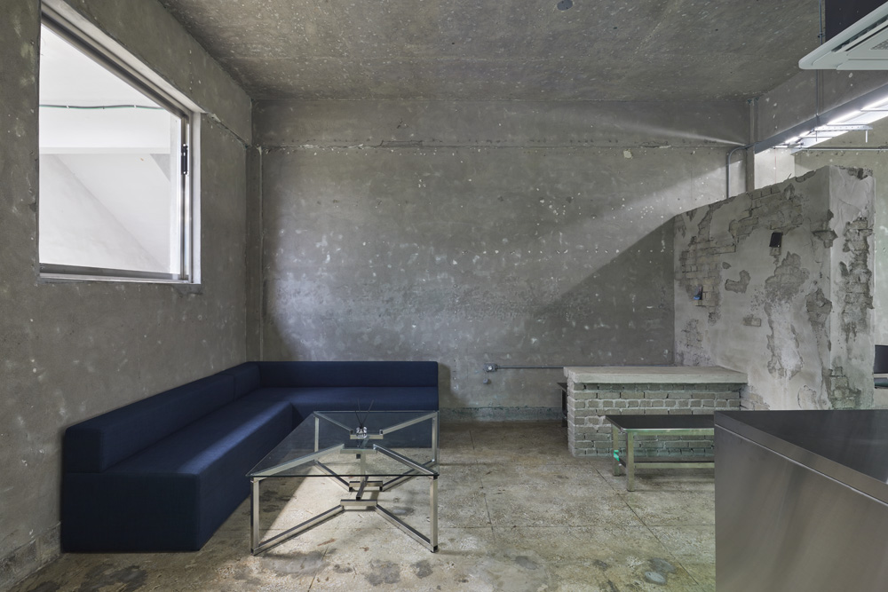 照明点亮的工业风咖啡厅设计-10