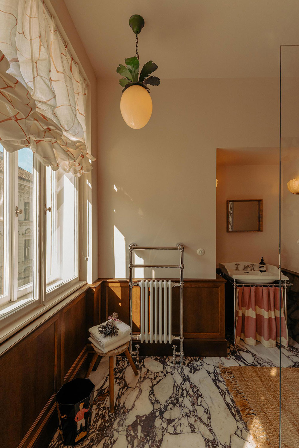 华丽的维也纳公寓,带有红色厨房和复古家具-17