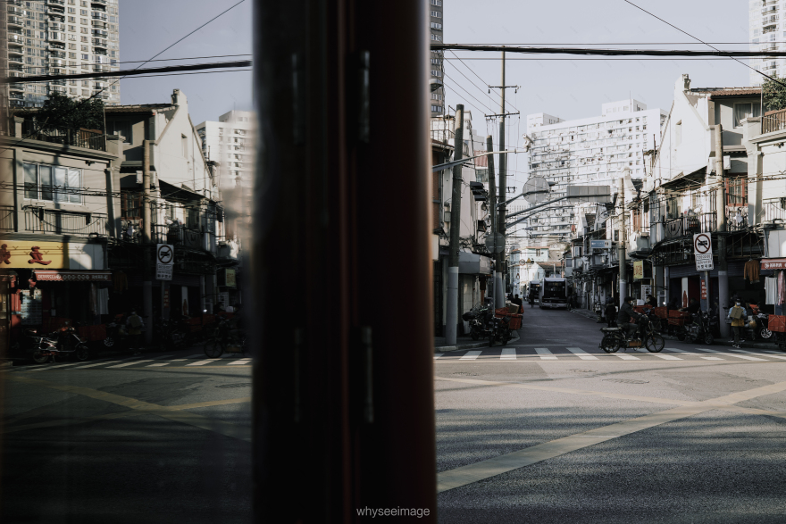 影子躺在地面上 · 不如回到街头丨中国上海丨whyseeimage-24
