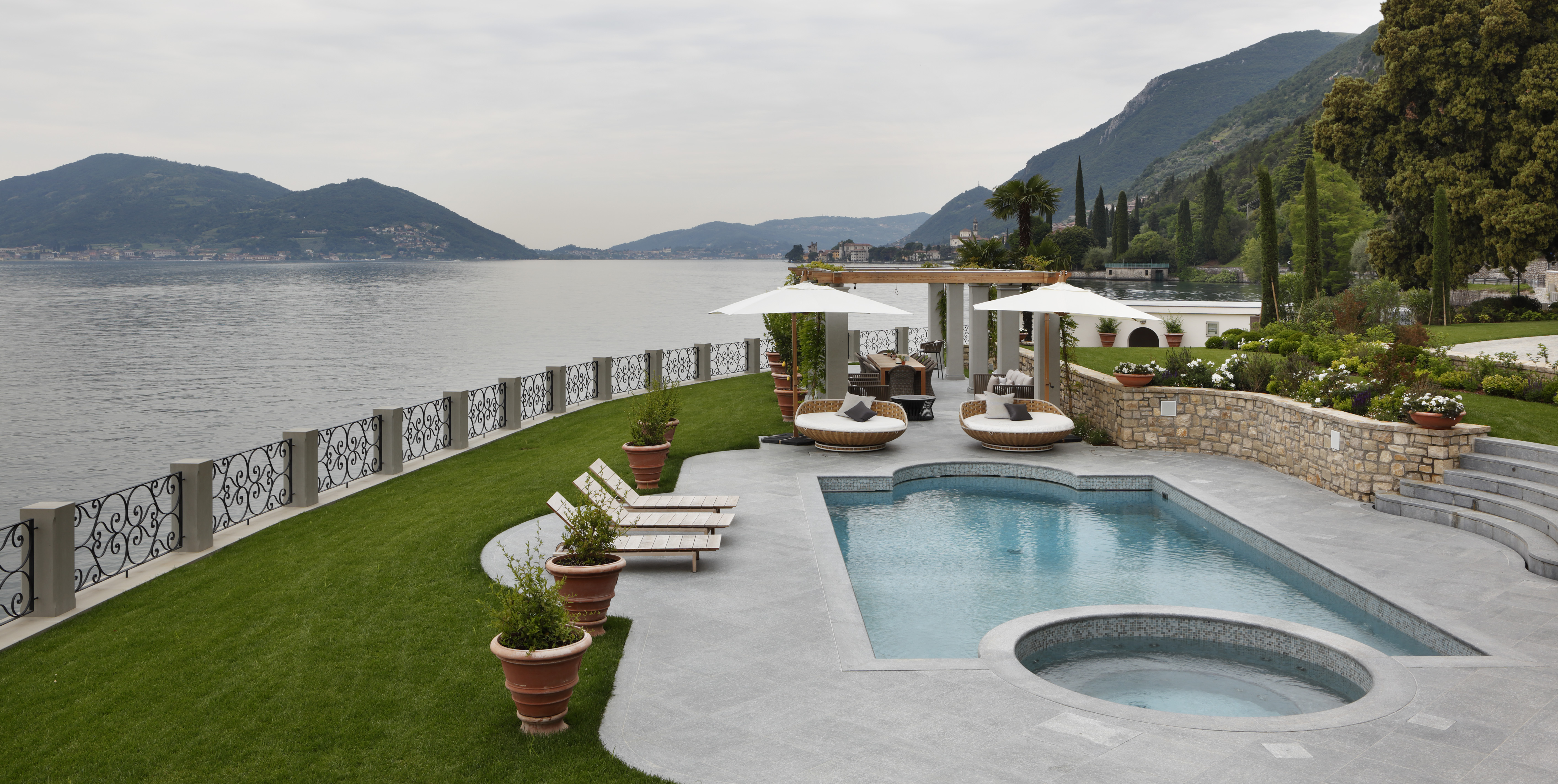 湖景别墅；湖畔小屋（在无更多上下文时，结合常见表达这么确定，湖景别墅相对更常用湖景住宅的概念，湖畔小屋更偏向位于湖边的小房子意思，下面统一按湖景别墅输出译文  ）
湖景别墅丨意大利丨Oliver Burns Studio-0