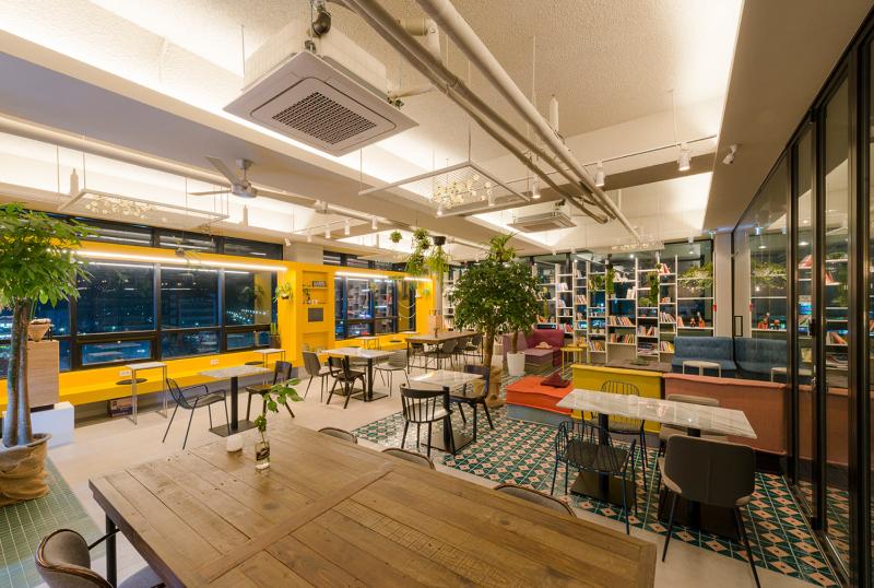 彩色点睛的北欧风格咖啡厅与 loop top 休闲空间-9