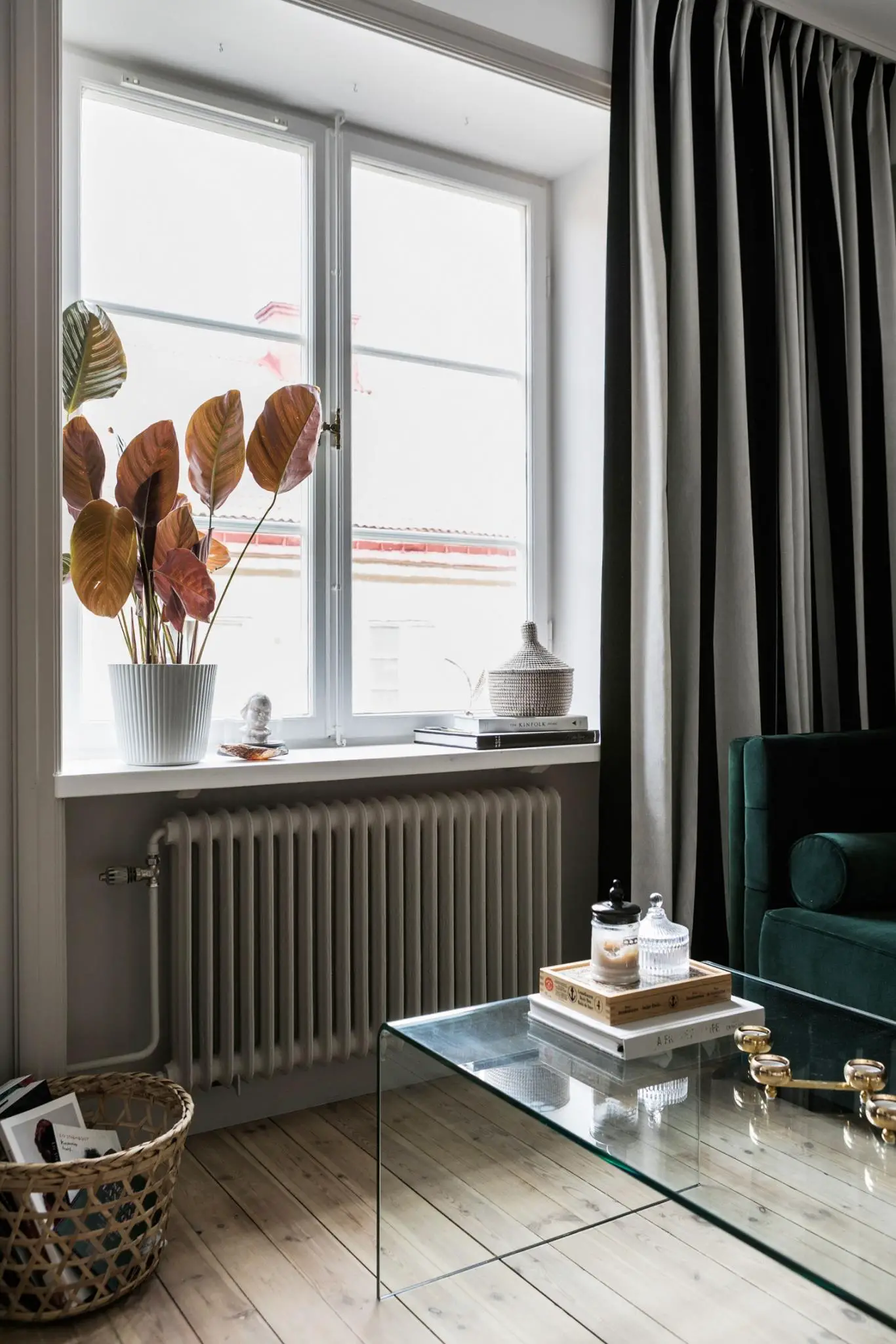 时尚家居新宠 | 深度迷人的蓝色天鹅绒沙发-5