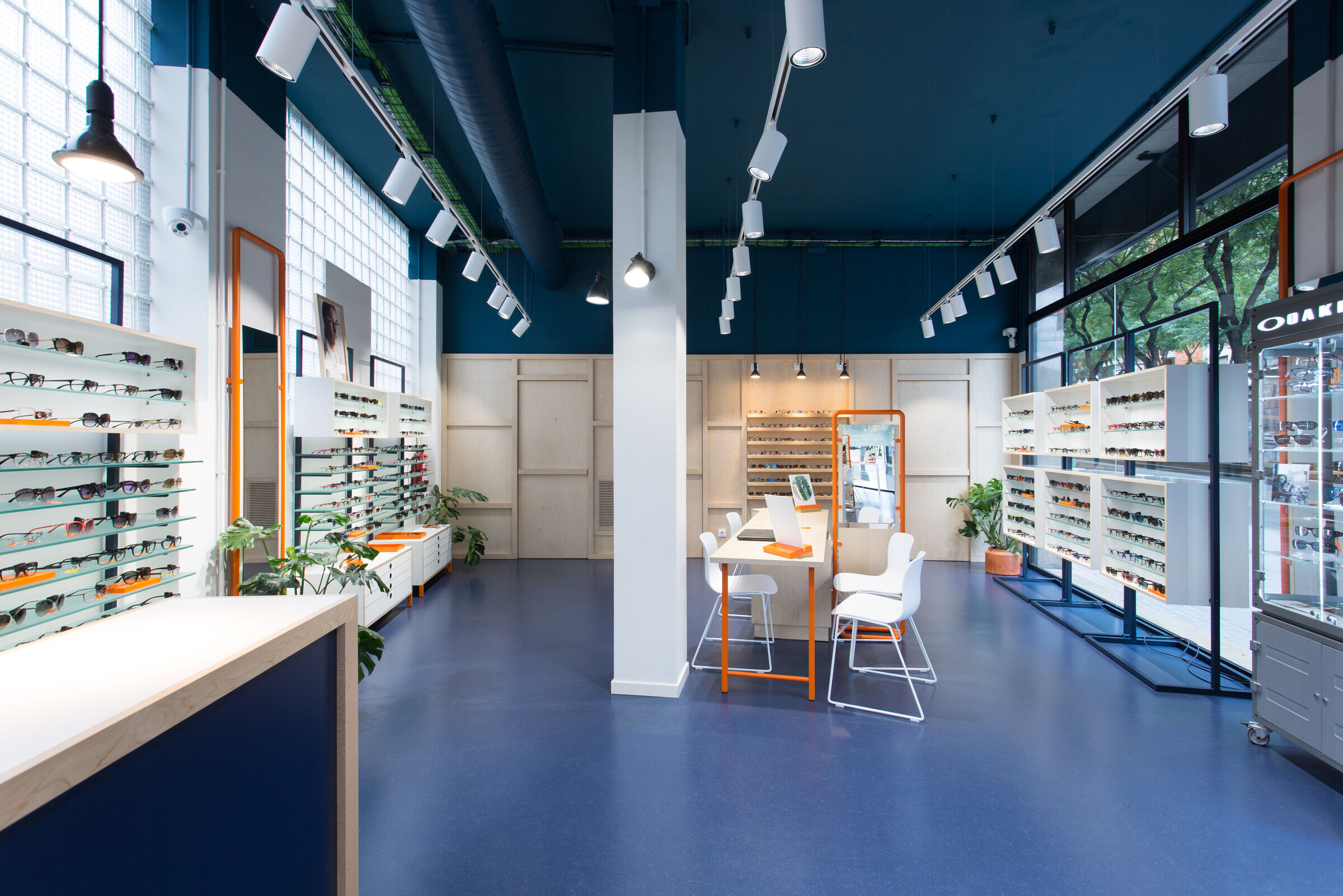 5lab 打造年轻活力的西班牙眼镜店-5