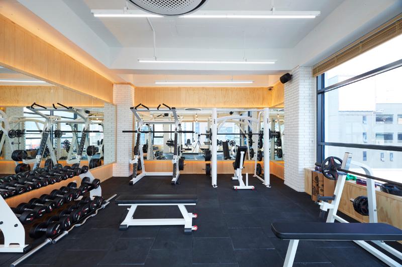 现代明亮 60 平健身中心，专业与时尚的完美融合-14