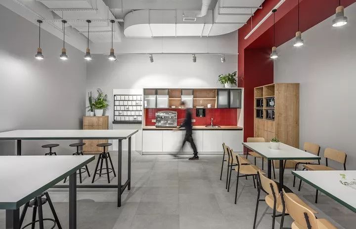 乌克兰 AmoMedia 办公室 | 工业风与活力的红绿碰撞-13