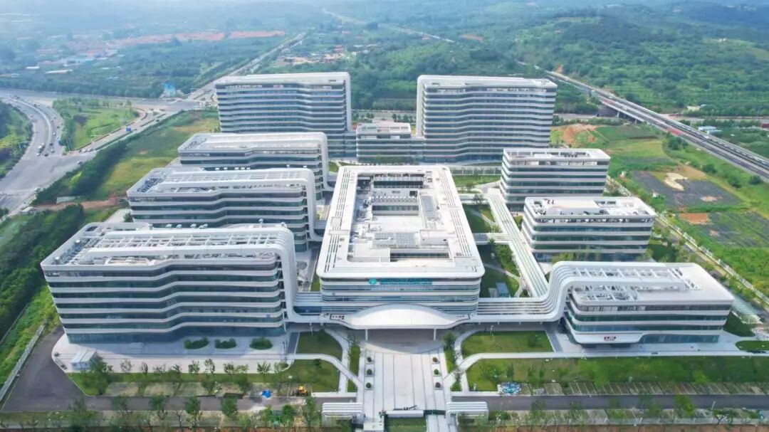 筑牢公共卫生屏障！中建八局为烟台打造高水平“平急转换”医疗项目-8