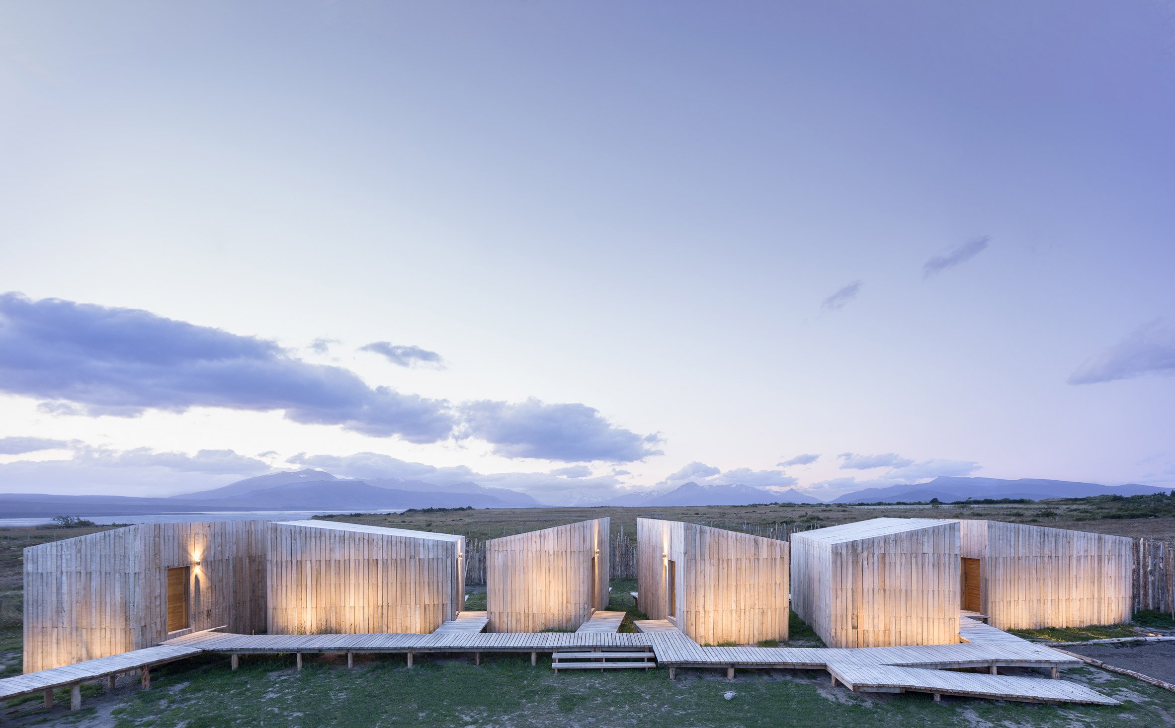 智利 Patagonia 酒店,木质预制小屋打造自然美景中的温馨空间-21