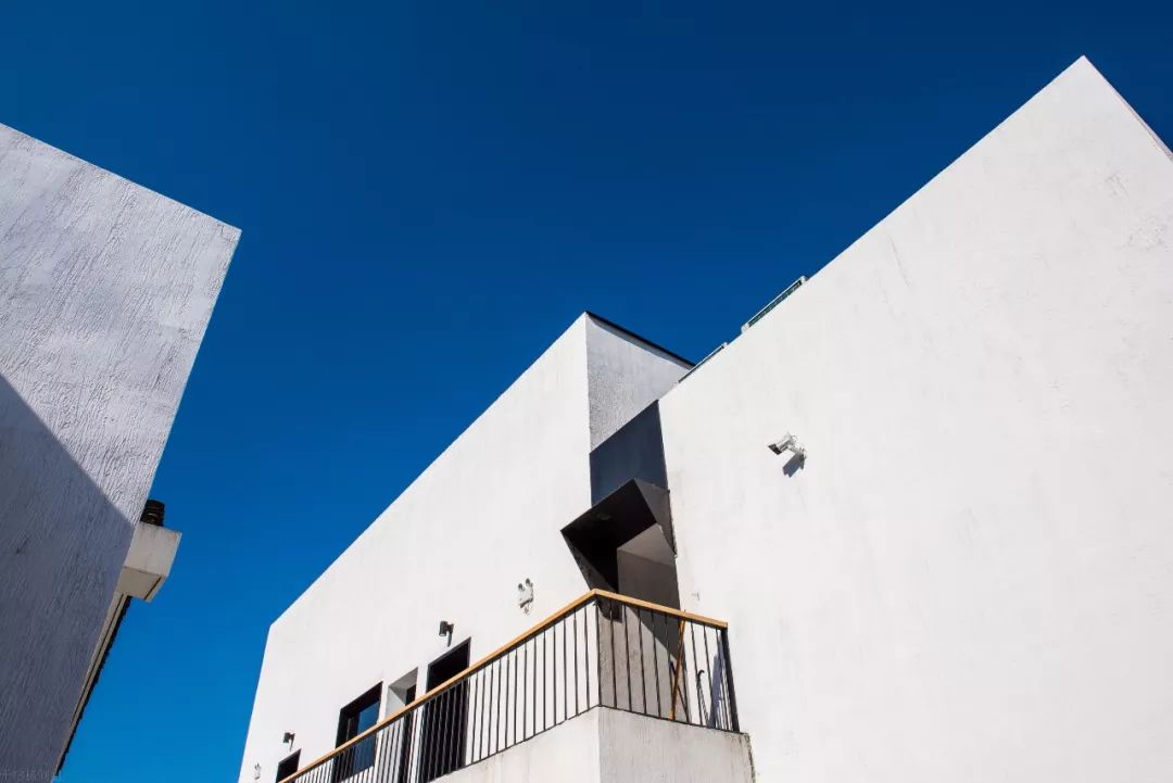 民宿设计，不论是重建或扩建、运用设计的加法或减法、还是采用在地材料，不仅能使荒废破旧的乡下老宅焕然一新，也能重塑一方水土。-52