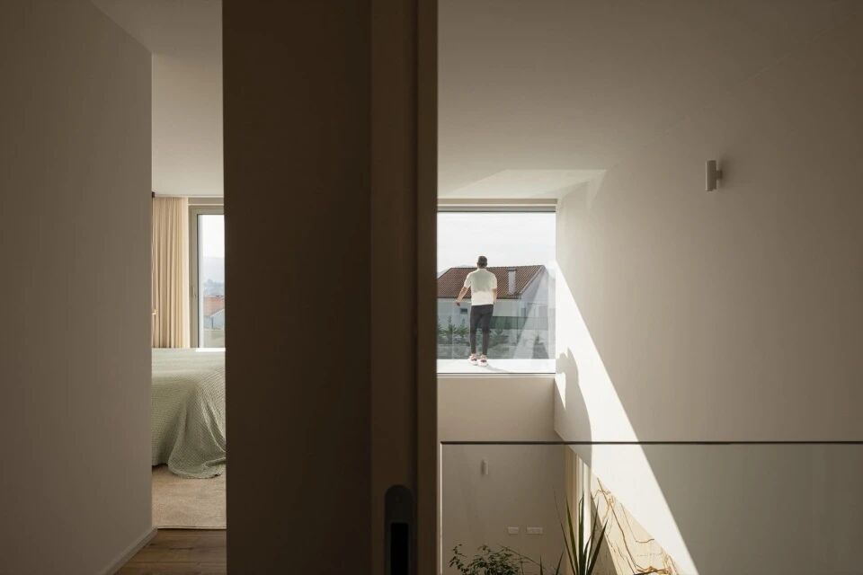 以自然采光与户外空间为核心   极简白色住宅  Arquitetura501-81