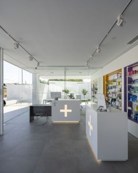西班牙小城镇药房与住宅的清新改造丨O·CO arquitectos