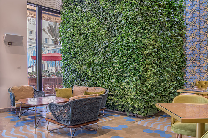 Amazing your customers with a green wall-2