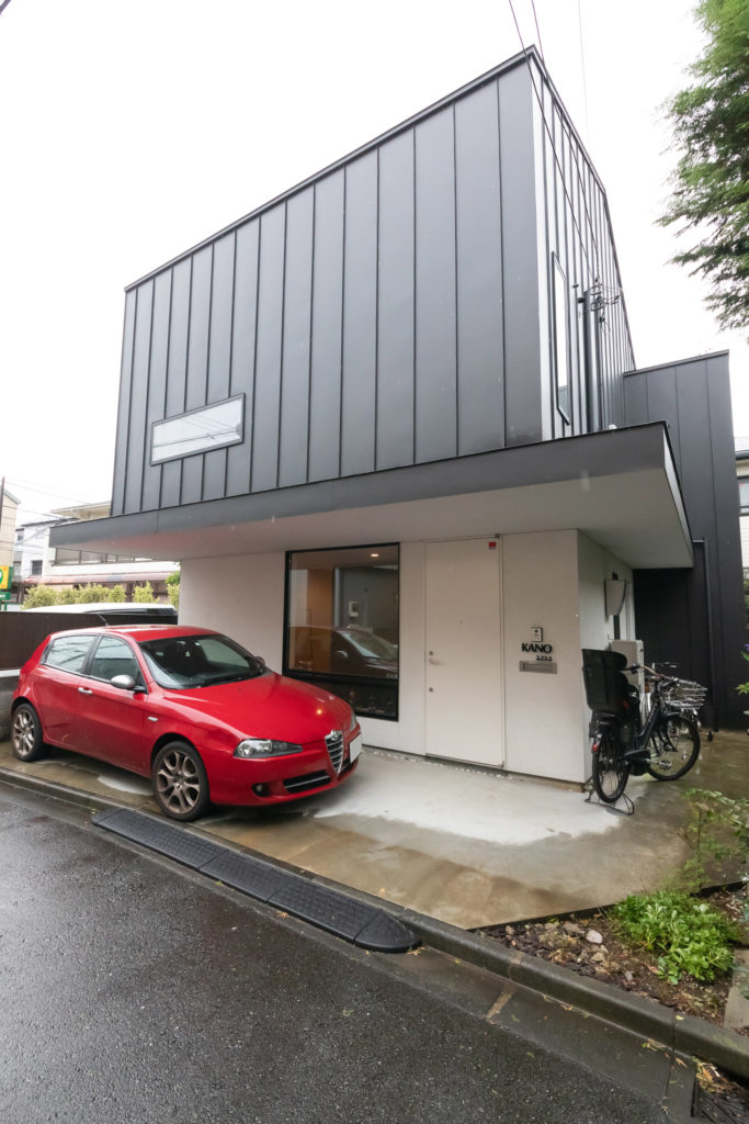 家族がほどよくつながる多目的な高床と空庭をもつ職住一体の住まい | Style of Life | 100%LiFE-1