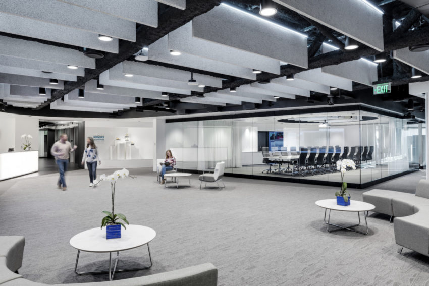 Flexible and brand new Intarcia Offices created by ACTWO to take advantage of light and highlight art in the workplace 由AC2创建的灵活且全新的INARCIA办公室，利用灯光和突出艺术在工作场所中的优势-5