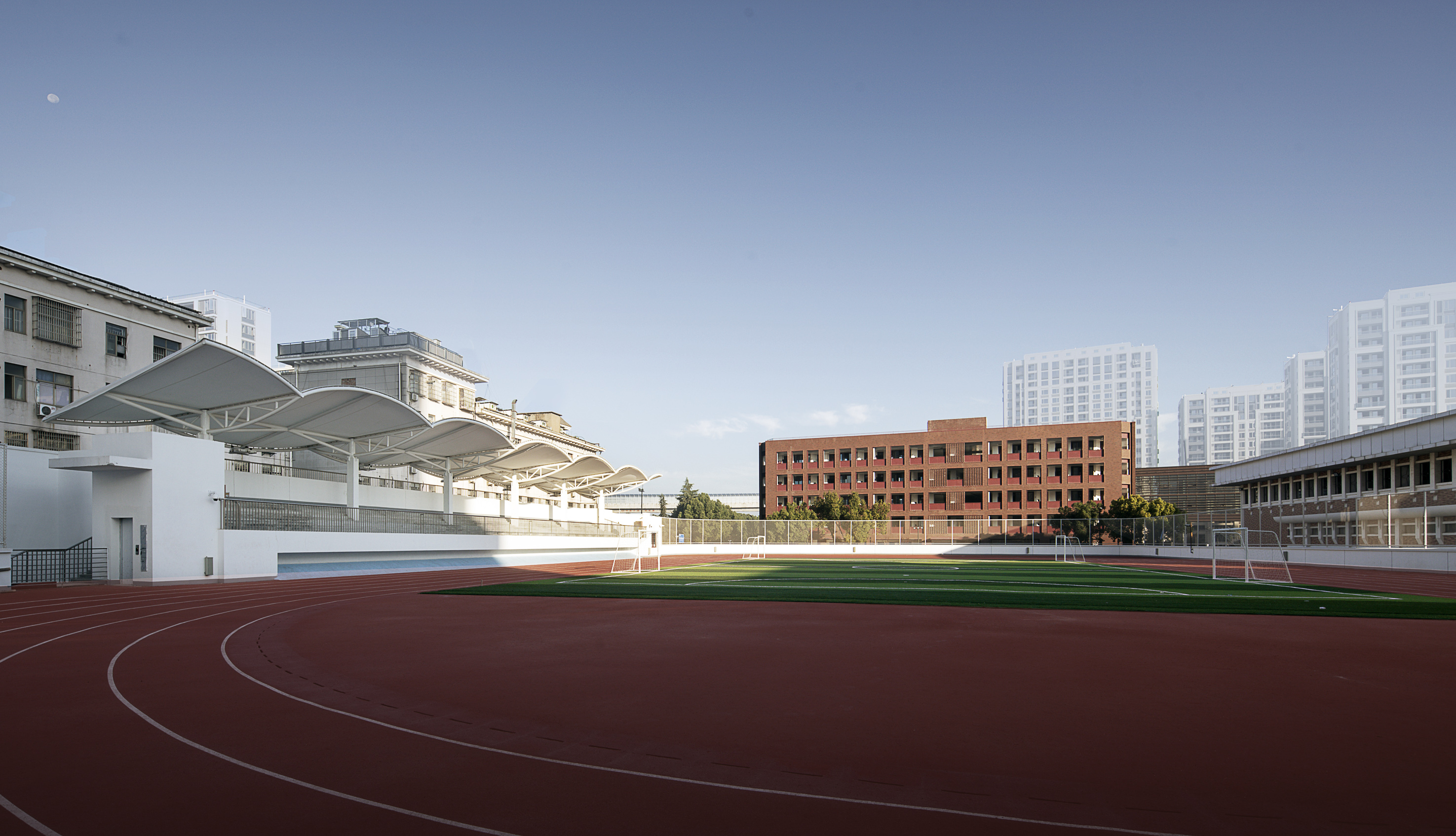 红砖与光影：义乌绣湖小学扩建工程 / 九米设计-21