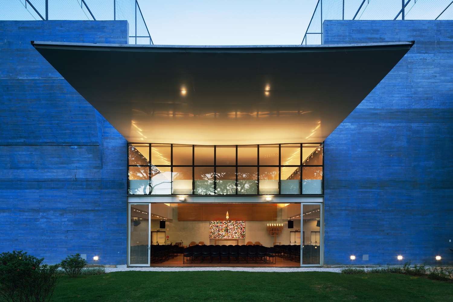 巴西 Shalom 社区中心·混凝土巨石构建的和谐空间-8