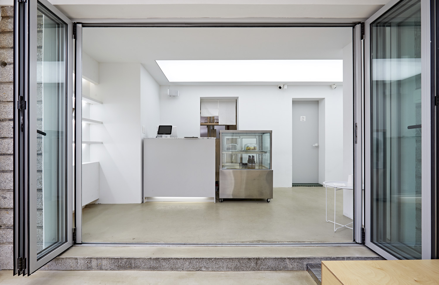 40 平米白色简约风咖啡厅 设计展现极简美学魅力-16